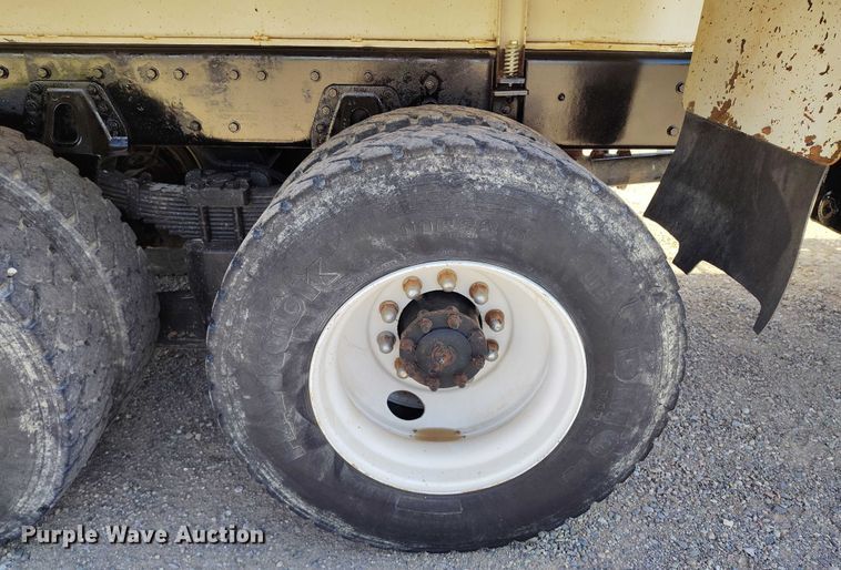 image for item DP4953 2006 International 7400 water truck