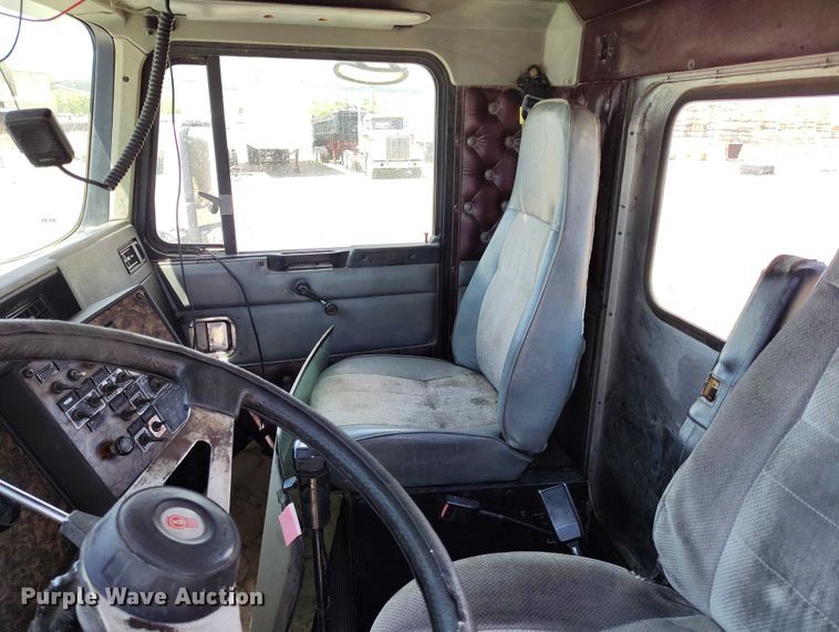 image for item DP4976 1994 Kenworth T600 semi truck