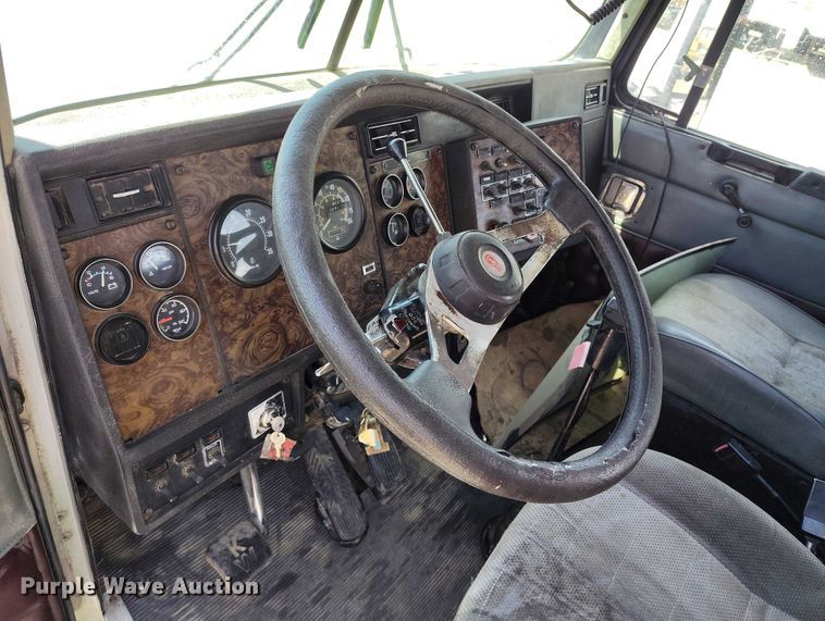 image for item DP4976 1994 Kenworth T600 semi truck