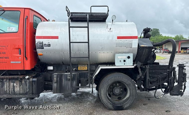 image for item DS3735 2000 Sterling Truck L7500 oil distributor truck