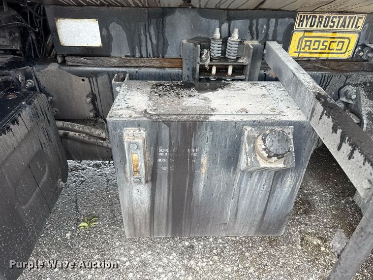 image for item DS3735 2000 Sterling Truck L7500 oil distributor truck