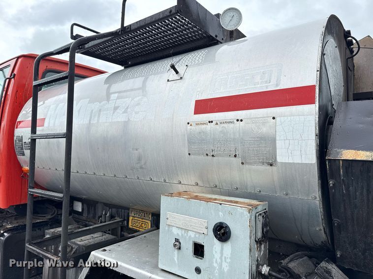 image for item DS3735 2000 Sterling Truck L7500 oil distributor truck