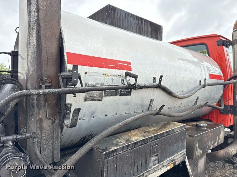 image for item DS3735 2000 Sterling Truck L7500 oil distributor truck