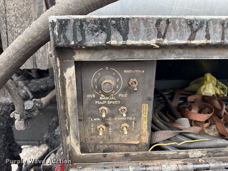 image for item DS3735 2000 Sterling Truck L7500 oil distributor truck