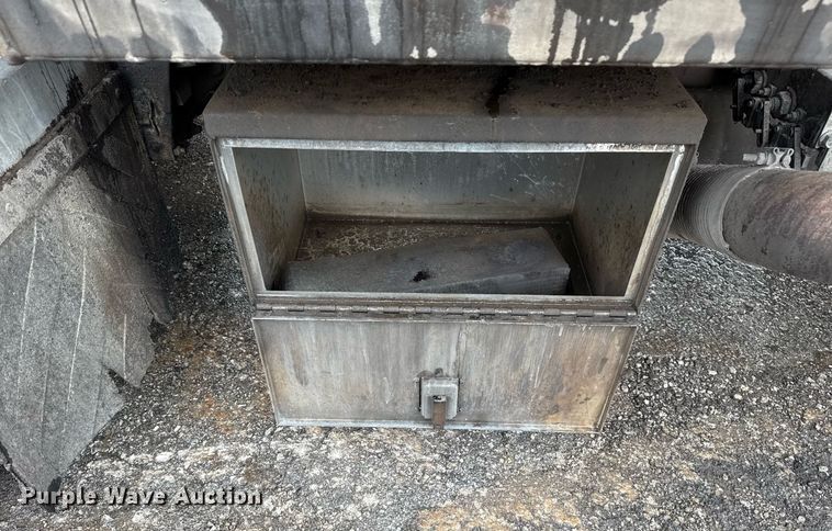 image for item DS3735 2000 Sterling Truck L7500 oil distributor truck