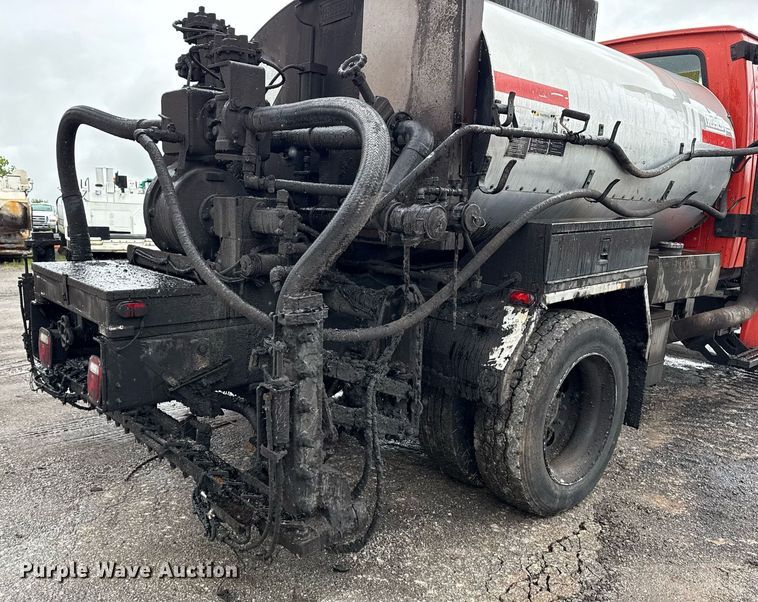 image for item DS3735 2000 Sterling Truck L7500 oil distributor truck