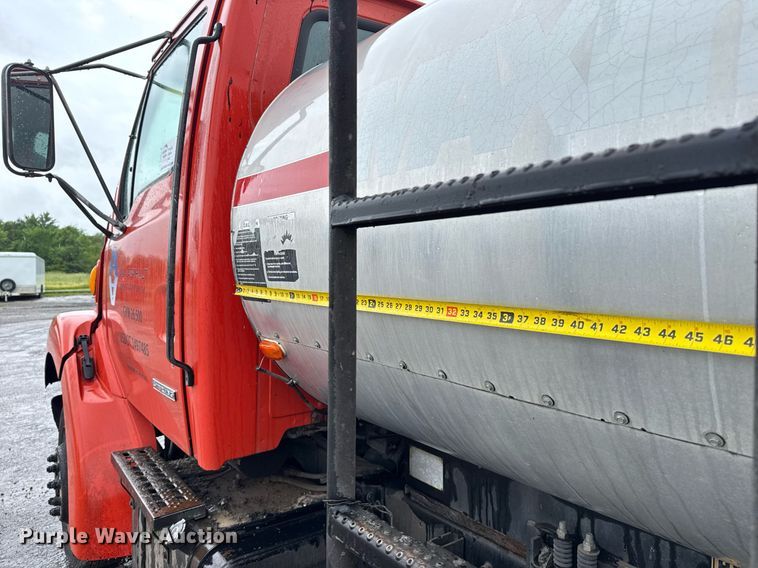 image for item DS3735 2000 Sterling Truck L7500 oil distributor truck