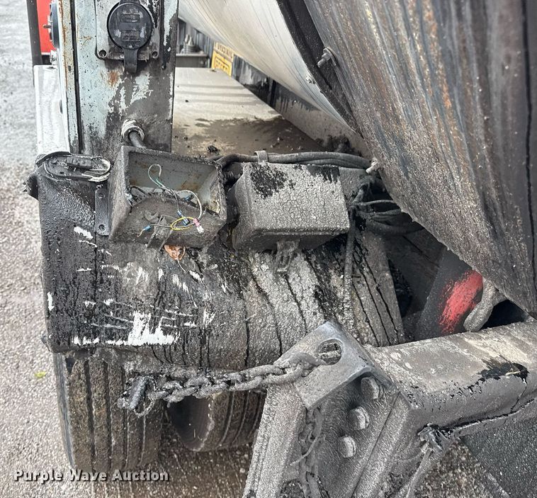 image for item DS3735 2000 Sterling Truck L7500 oil distributor truck