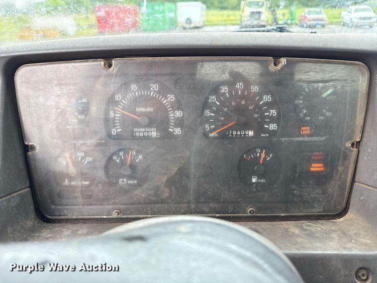 image for item DS3735 2000 Sterling Truck L7500 oil distributor truck