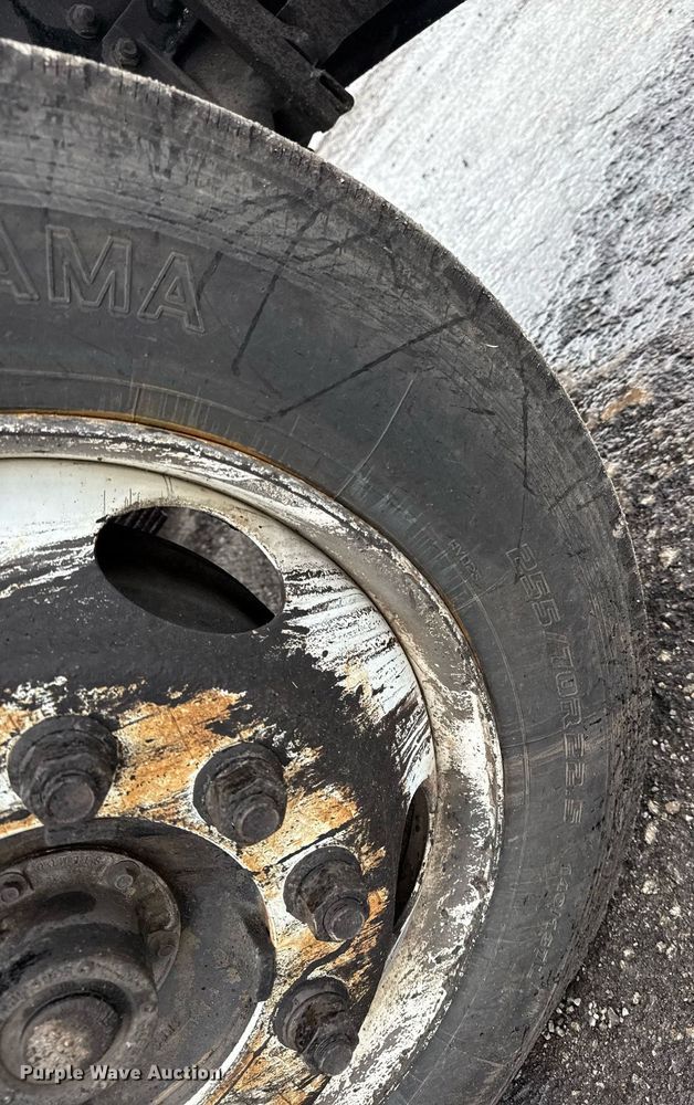 image for item DS3735 2000 Sterling Truck L7500 oil distributor truck