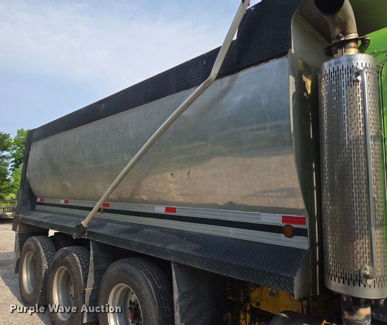 image for item DT4869 2004 Peterbilt 357 dump truck