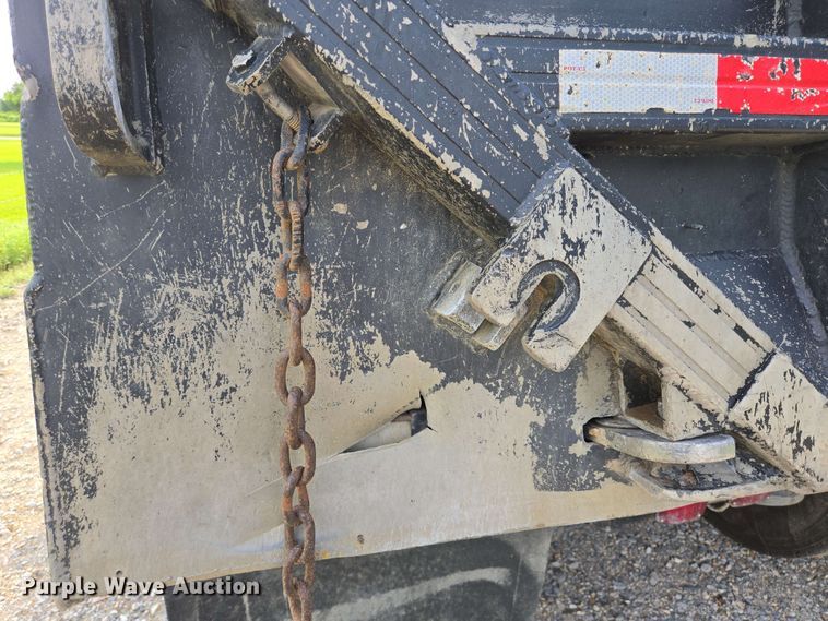 image for item DT4869 2004 Peterbilt 357 dump truck