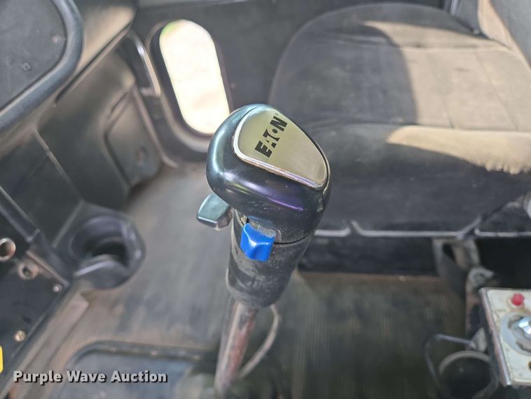 image for item DT4869 2004 Peterbilt 357 dump truck