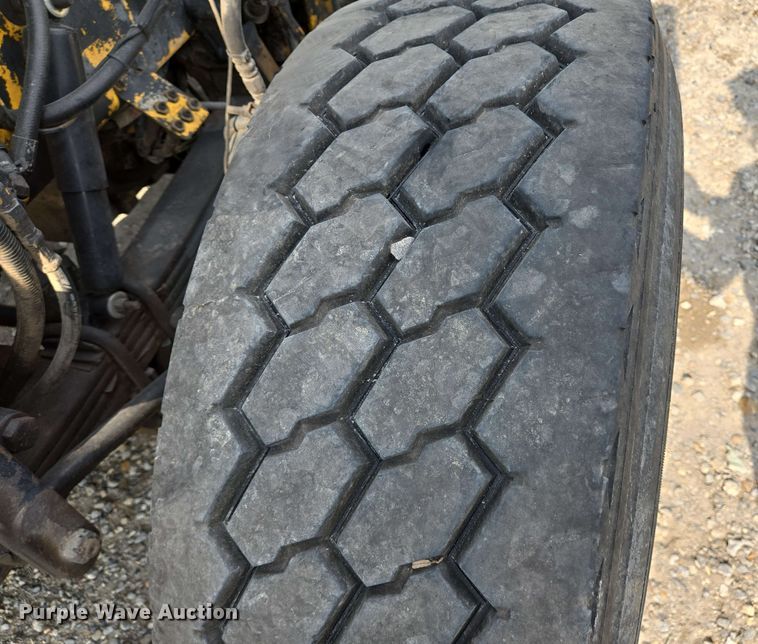 image for item DT4869 2004 Peterbilt 357 dump truck