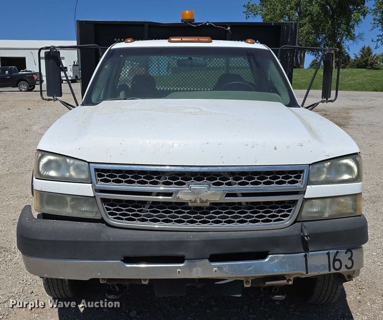 image for item DT6859 2005 Chevrolet Silverado 3500 dump flatbed pickup truck