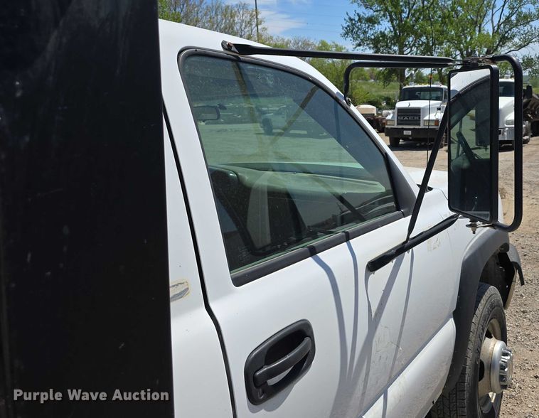 image for item DT6859 2005 Chevrolet Silverado 3500 dump flatbed pickup truck