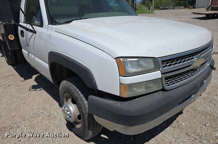 image for item DT6859 2005 Chevrolet Silverado 3500 dump flatbed pickup truck