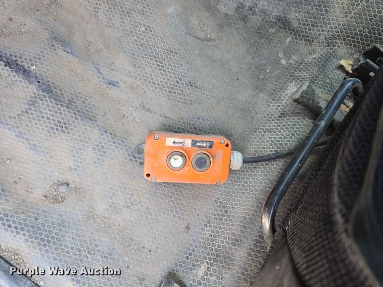 image for item DT6859 2005 Chevrolet Silverado 3500 dump flatbed pickup truck