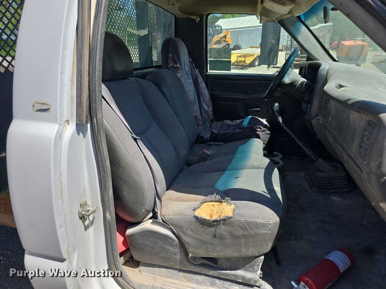 image for item DT6859 2005 Chevrolet Silverado 3500 dump flatbed pickup truck