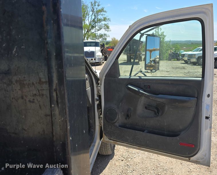 image for item DT6859 2005 Chevrolet Silverado 3500 dump flatbed pickup truck