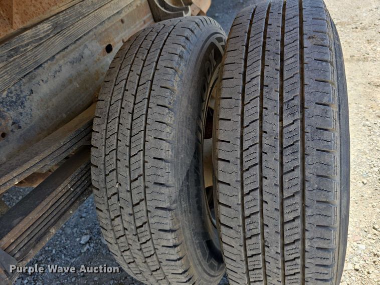 image for item DT6859 2005 Chevrolet Silverado 3500 dump flatbed pickup truck