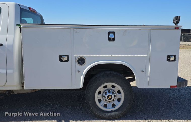 image for item DT6865 2015 Chevrolet Silverado 3500HD  utility bed pickup truck