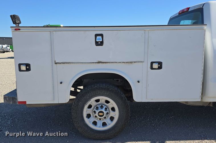 image for item DT6865 2015 Chevrolet Silverado 3500HD  utility bed pickup truck