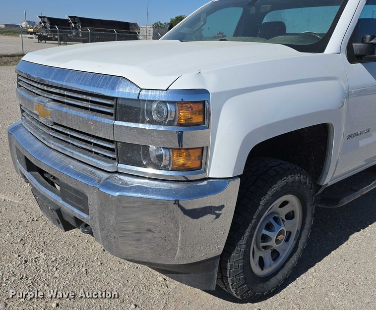 image for item DT6865 2015 Chevrolet Silverado 3500HD  utility bed pickup truck