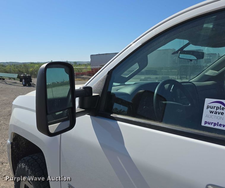 image for item DT6865 2015 Chevrolet Silverado 3500HD  utility bed pickup truck