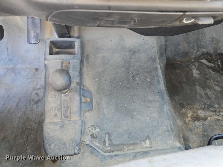 image for item DT6865 2015 Chevrolet Silverado 3500HD  utility bed pickup truck