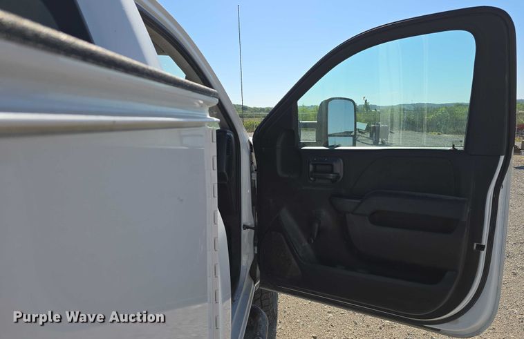 image for item DT6865 2015 Chevrolet Silverado 3500HD  utility bed pickup truck