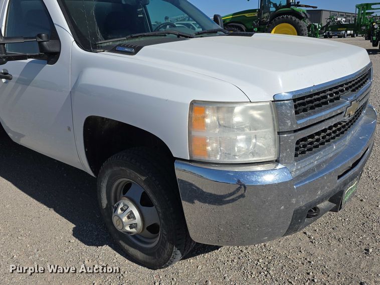 image for item DT6866 2008 Chevrolet Silverado 3500HD utility bed pickup truck