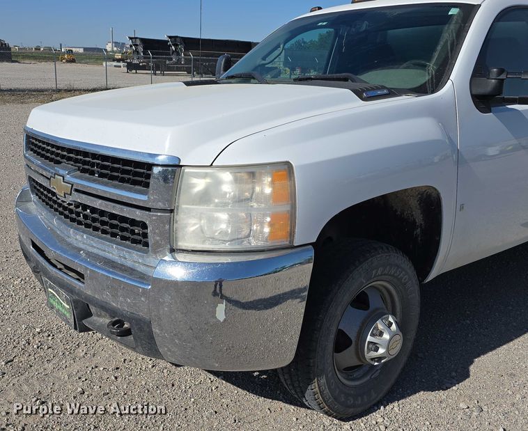 image for item DT6866 2008 Chevrolet Silverado 3500HD utility bed pickup truck