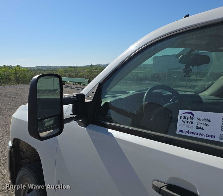 image for item DT6866 2008 Chevrolet Silverado 3500HD utility bed pickup truck