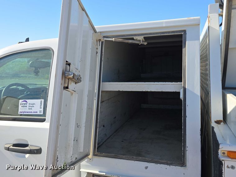 image for item DT6866 2008 Chevrolet Silverado 3500HD utility bed pickup truck