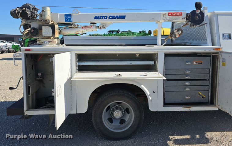 image for item DT6866 2008 Chevrolet Silverado 3500HD utility bed pickup truck