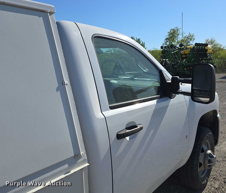 image for item DT6866 2008 Chevrolet Silverado 3500HD utility bed pickup truck