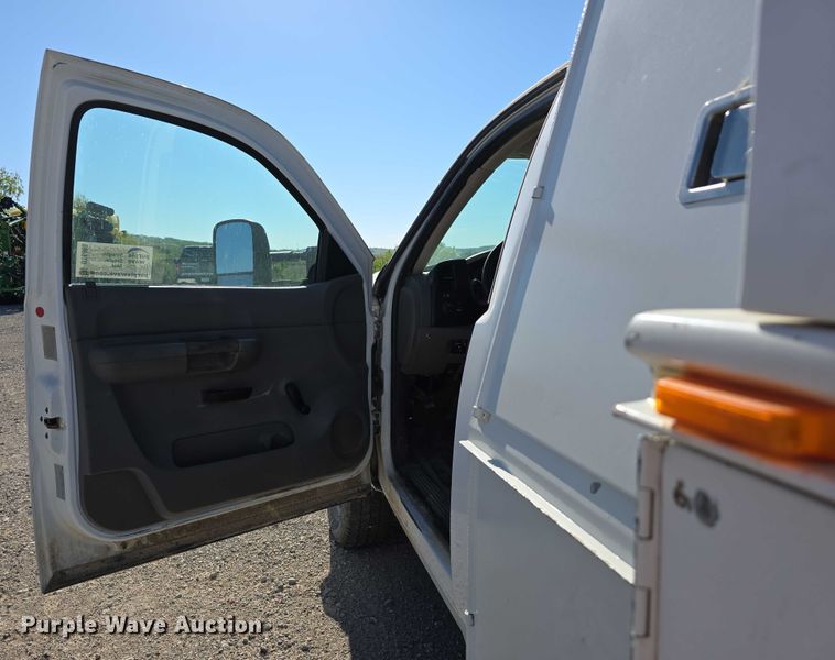 image for item DT6866 2008 Chevrolet Silverado 3500HD utility bed pickup truck