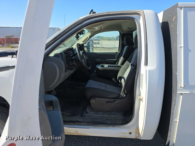 image for item DT6866 2008 Chevrolet Silverado 3500HD utility bed pickup truck