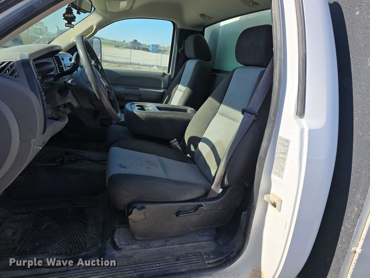 image for item DT6866 2008 Chevrolet Silverado 3500HD utility bed pickup truck