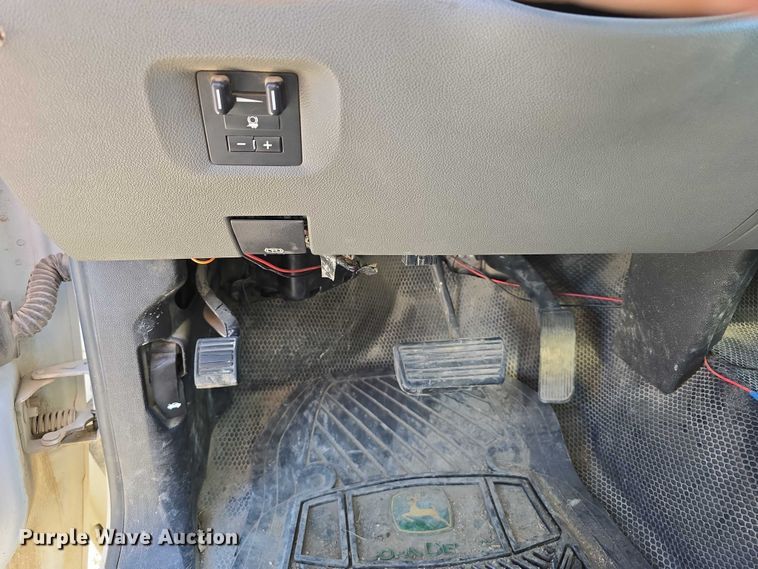 image for item DT6866 2008 Chevrolet Silverado 3500HD utility bed pickup truck