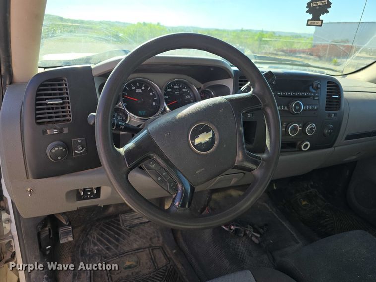 image for item DT6866 2008 Chevrolet Silverado 3500HD utility bed pickup truck