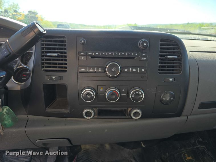 image for item DT6866 2008 Chevrolet Silverado 3500HD utility bed pickup truck