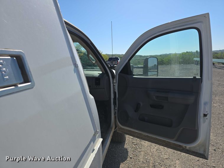 image for item DT6866 2008 Chevrolet Silverado 3500HD utility bed pickup truck