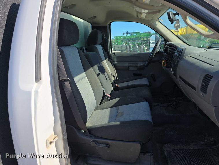 image for item DT6866 2008 Chevrolet Silverado 3500HD utility bed pickup truck