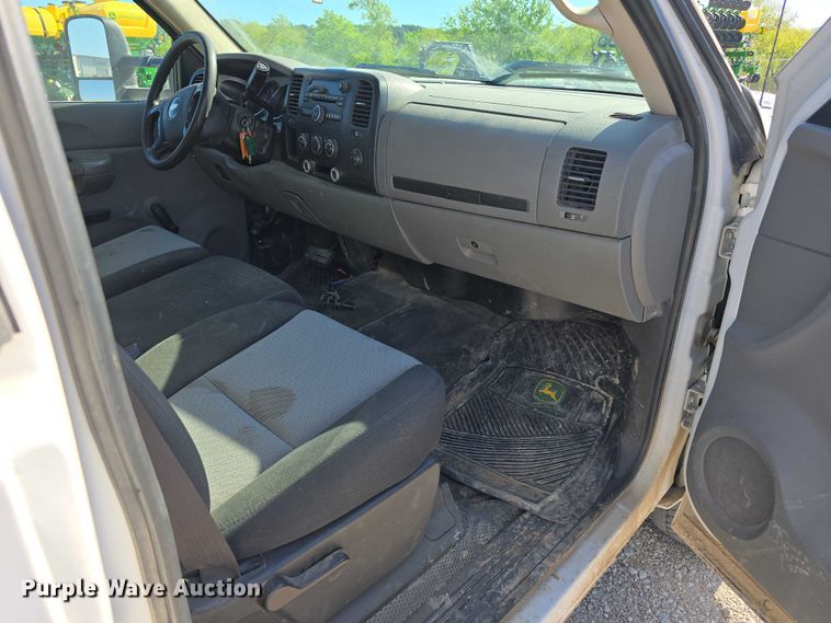 image for item DT6866 2008 Chevrolet Silverado 3500HD utility bed pickup truck