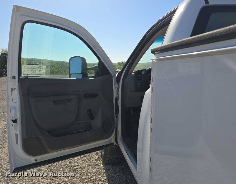 image for item DT6867 2012 Chevrolet Silverado 2500HD utility bed pickup truck