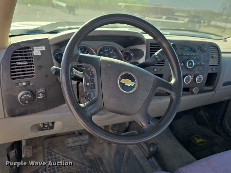 image for item DT6867 2012 Chevrolet Silverado 2500HD utility bed pickup truck