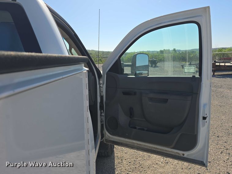 image for item DT6867 2012 Chevrolet Silverado 2500HD utility bed pickup truck