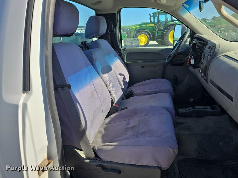 image for item DT6867 2012 Chevrolet Silverado 2500HD utility bed pickup truck